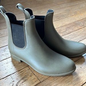 Chelsea ankle rain boot